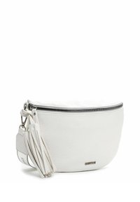 Bílá kožená crossbody taška zaobleného tvaru, s stříbrným zipem, detaily s třásněmi a malou připevněnou visačkou. Texturovaný povrch.