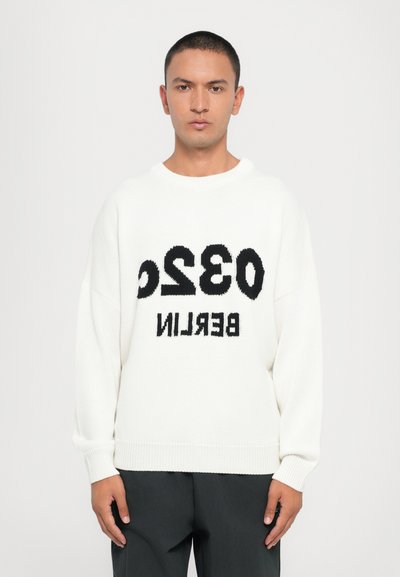 Weißer Strickpullover mit schwarzem "0320 BERLIN"-Text. Mit Rundhalsausschnitt, langen Ärmeln, gerippten Bündchen und Saum. Weicher Stoff, legere Passform.