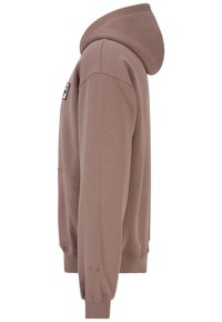 Felpa con cappuccio marrone, dotata di polsini e orlo a costine, caratterizzata da una toppa con logo sul petto. Realizzata in morbido tessuto misto cotone.