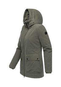 Olijfgroene parka met capuchon, voorrits, twee grote voorzakken met knopen en geribbelde manchetten. Glad stofoppervlak.