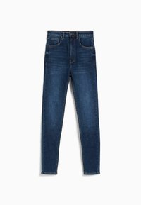 Jeans de denim azul oscuro con corte ajustado, cuentan con cinco bolsillos, cremallera y detalles de costura sutiles a lo largo de las costuras y bolsillos.