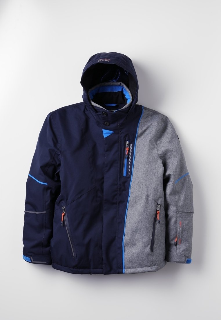 Veste isolante bleu foncé et grise avec capuche, munie de fermetures éclair orange, de panneaux géométriques contrastants et d'accents bleus.