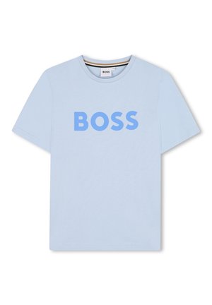 Hellblaues T-Shirt mit kurzen Ärmeln und Rundhalsausschnitt, mit auffälligem blauem "BOSS"-Schriftzug mittig auf der Brust und einem gebrandeten Halsbandetikett.