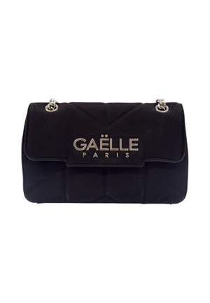 Borsa a spalla nera trapuntata con catene argentate e logo "GAËLLE PARIS" in argento sul risvolto frontale.