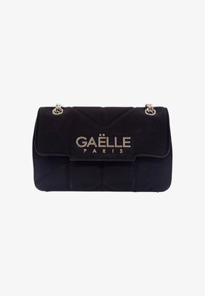 Borsa a spalla nera trapuntata con catene argentate e logo "GAËLLE PARIS" in argento sul risvolto frontale.