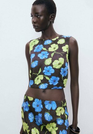 Bordeaux bloemetjes crop top en bijpassende rok met blauwe en groene bloemen. Gemaakt van gestructureerde stof met een aansluitend ontwerp.