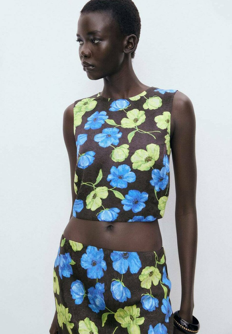 Bordeaux bloemetjes crop top en bijpassende rok met blauwe en groene bloemen. Gemaakt van gestructureerde stof met een aansluitend ontwerp.