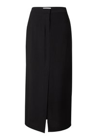 Jupe midi plissée noire avec une texture lisse, fente sur le côté et une fermeture éclair dissimulée à l'arrière. Silhouette simple et droite.