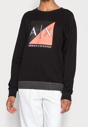 Svart sweatshirt med en färgblockerad grafik i orange och svart med texten "A/X" och "Armani Exchange". Ribbad nederkant med elastisk struktur.