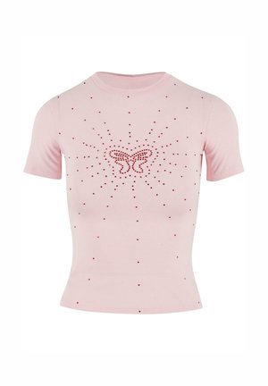 Rosa kortermet skjorte med en tettsittende design. Har et sommerfuglmotiv i røde rhinestones, omkranset av mindre røde steiner i et strålende mønster.