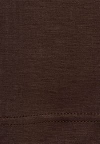 Bruine, geribbelde stofstructuur met een gladde, egale oppervlakte. Stiksels langs de onderste rand, wat zorgt voor een naadloze afwerking.