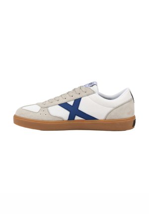 MUNICH, MUNICH BREAK 47 ZAPATILLA CASUAL RETRO EN BLANCO Y GRIS CON LOGO AZUL - Zapatillas - blanco