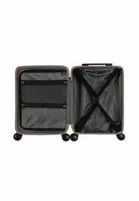 Harde koffer in beige met een grijze binnenvoering. Kenmerken zijn een ritsnetvak, X-kruis banden, en vier zwarte wielen voor mobiliteit.