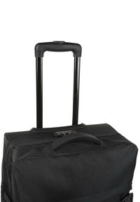 Equipaje con ruedas negras y mango telescópico, exterior de tela resistente, compartimentos con cremallera y un asa de transporte reforzada.