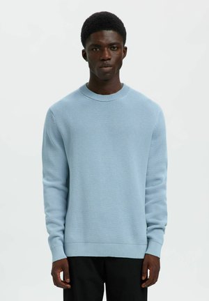 Hellblauer Strickpullover mit Rundhalsausschnitt, gerippten Bündchen und Saum. Verfügt über ein strukturiertes Muster und eine lockere Passform.