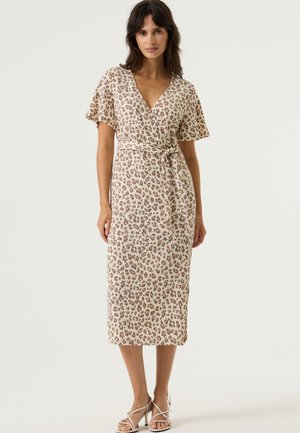 Wikkeljurk met een beige stof met een bruine luipaardprint, korte mouwen, een V-hals en een ceintuur in de taille.