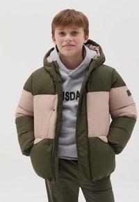 Giacca imbottita con cappuccio, caratterizzata da sezioni verde oliva e rosa chiaro. Il materiale ha una consistenza liscia e la giacca presenta chiusure a snap.