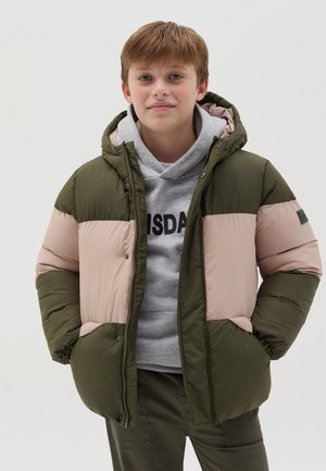 Veste rembourrée avec une capuche, comportant des sections vert olive et rose clair. Le matériau a une texture lisse et la veste se ferme avec des pressions.