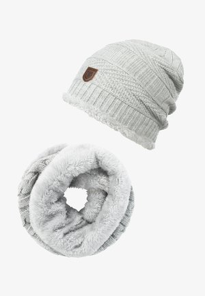 Berretto grigio a maglia con un motivo testurizzato e rifinitura in pelliccia sintetica, abbinato a una sciarpa a cerchio grigia coordinata, realizzata in materiale morbido e soffice.