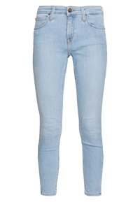 Jeans ajustados de un azul claro, hechos de denim, con una cintura de altura media, cinco bolsillos y un sutil acabado desgastado, además de trabillas para el cinturón.