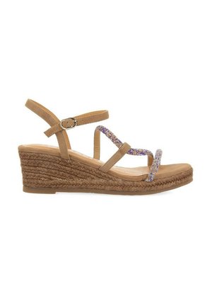 Sandalia de cuña en tono tostado con un tacón de estilo espadrille de cuerda, que presenta tres correas delgadas, una de ellas decorada con lentejuelas multicolores y una correa en el tobillo ajustable.