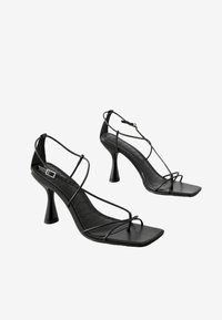 Next REGULAR FIT - SIGNATURE TOE STRAPPY HEELS - T veida siksniņu sandales - black
