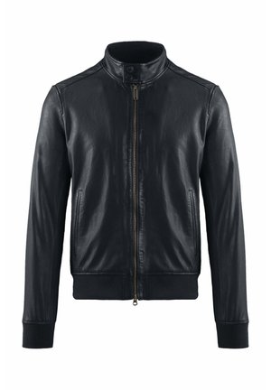 Czarna skórzana kurtka z przednim zamkiem błyskawicznym, dwoma bocznymi kieszeniami, prążkowanymi mankietami i dolną krawędzią oraz kołnierzem zapinanym na zatrzask.
