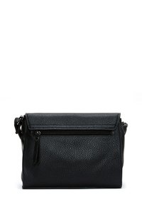 Sac en cuir noir avec une finition texturée, featuring un compartiment avant zippé et un rabat pliable. Inclut une sangle réglable.