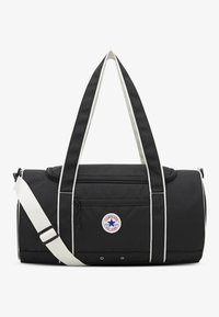 Must duffel-kott valgete aktsentide ja rihmadega, millel on ümmargune Converse All Star logo, pealmine tõmblukk ja lisaesiküljel tasku.