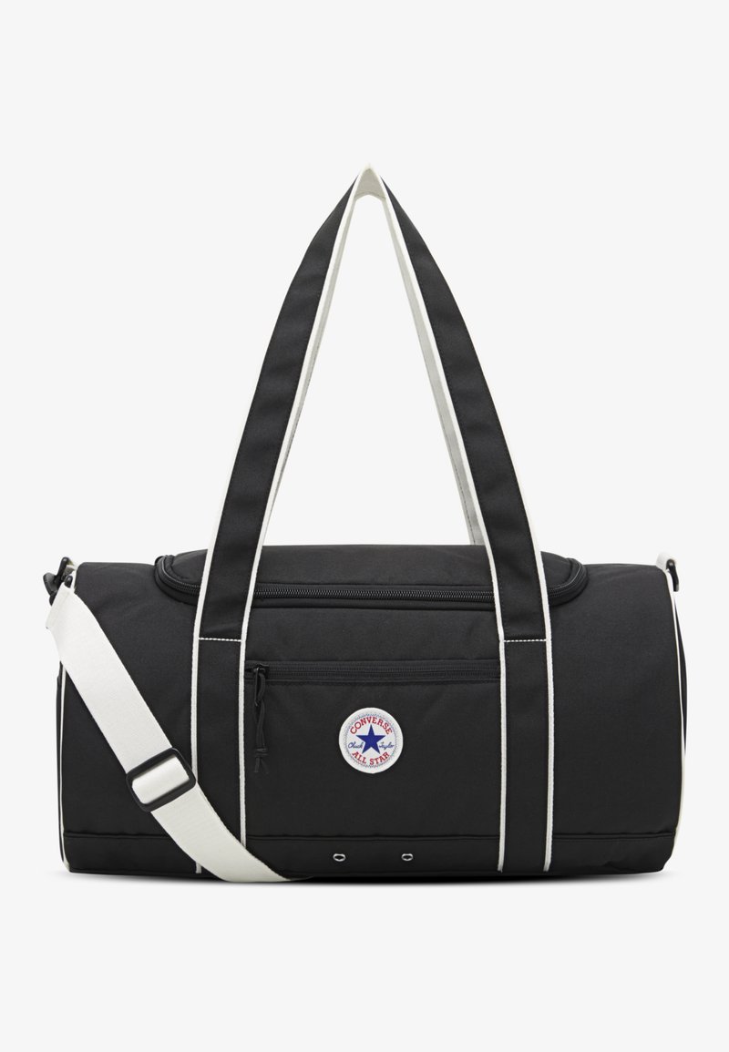 Sort duffeltaske med hvide detaljer og stropper, der viser et rundt Converse All Star-logo, toplynlås og ekstra frontlomme.