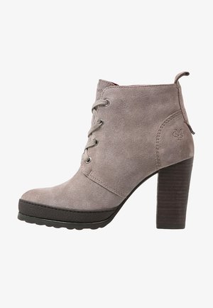 Botín de ante gris hasta el tobillo con diseño de cordones, puntera curva y un tacón cuadrado de 10 cm. Presenta una suela texturizada para mayor agarre.