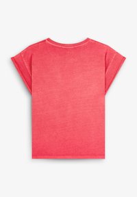 Kurze Ärmel, Rückansicht eines korallenfarbigen Baumwoll-T-Shirts mit rundem Halsausschnitt und entspannter Passform, mit einer glatten, leicht strukturierten Oberfläche.
