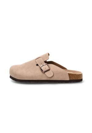 Zueco beige de ante tipo slip-on con correa ajustable con hebilla, plantilla de corcho y suela de goma negra, mostrado de perfil sobre fondo blanco.