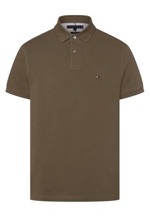 Oliwkowa koszulka polo z krótkim rękawem, kołnierzykiem, patką z dwoma guzikami oraz małym logo Tommy Hilfiger na piersi.