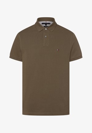 Oliwkowa koszulka polo z krótkim rękawem, kołnierzykiem, patką z dwoma guzikami oraz małym logo Tommy Hilfiger na piersi.