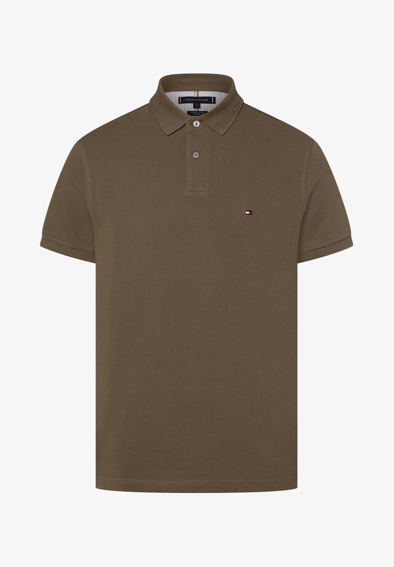 Polo vert olive à manches courtes avec col, patte à deux boutons et petit logo Tommy Hilfiger sur la poitrine.
