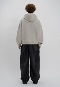 LOW LIGHTS STUDIOS® TRENDY ZIP HOODIE - Camisola com fecho - light grey