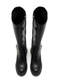 Bottes noires en cuir montantes avec une texture lisse, dotées d'une fermeture éclair sur le côté et d'une semelle épaisse pour plus d'adhérence et de stabilité.