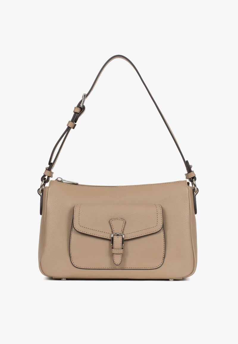 Beige leren schoudertas met voorvak met gesp, zilverkleurige ritssluiting en verstelbare donkerbruine riem.