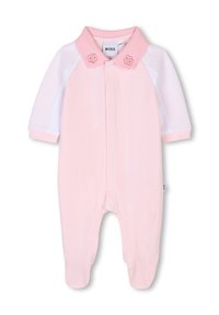 Body rosa pour b ébé avec un col. Il comporte des manches courtes blanches à finition texturée et des accents de logo sur le col.