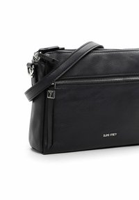 Borsa a tracolla nera in pelle texturizzata. Caratterizzata da zip e accessori in tono argento, con un logo sul davanti e cinturino regolabile.