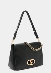 Borsa a mano in pelle nera con design strutturato, dettaglio catena dorata e una targhetta con logo in evidenza. Tracolla regolabile inclusa.