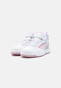 Hvide høj-top sneakers med lyserøde og lyseblå accenter, syntetisk materiale, tekstureret overflade, perforeret tåboks og justerbar rem.