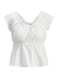 Witte katoenen blouse met een brede halslijn, gatherende kapmouwen en een elastische taille. Heeft een voorknoopdetail en een gladde textuur.