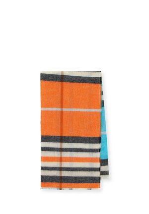 Écharpe à carreaux multicolores avec des rayures orange, noire et bleue ; matériau léger avec une texture douce et des bords frangés.