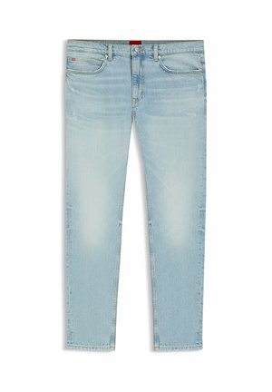 Jean slim bleu clair avec fermeture par bouton et fermeture éclair, poches avant et arrière, et détails d'effilochage minimal.