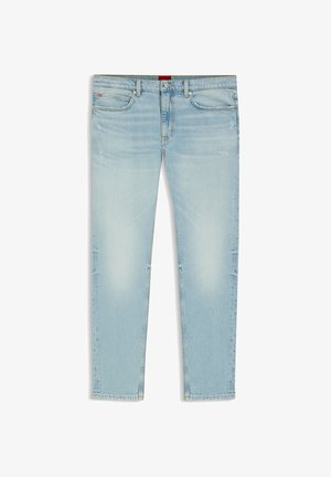 Jean slim bleu clair avec fermeture par bouton et fermeture éclair, poches avant et arrière, et détails d'effilochage minimal.