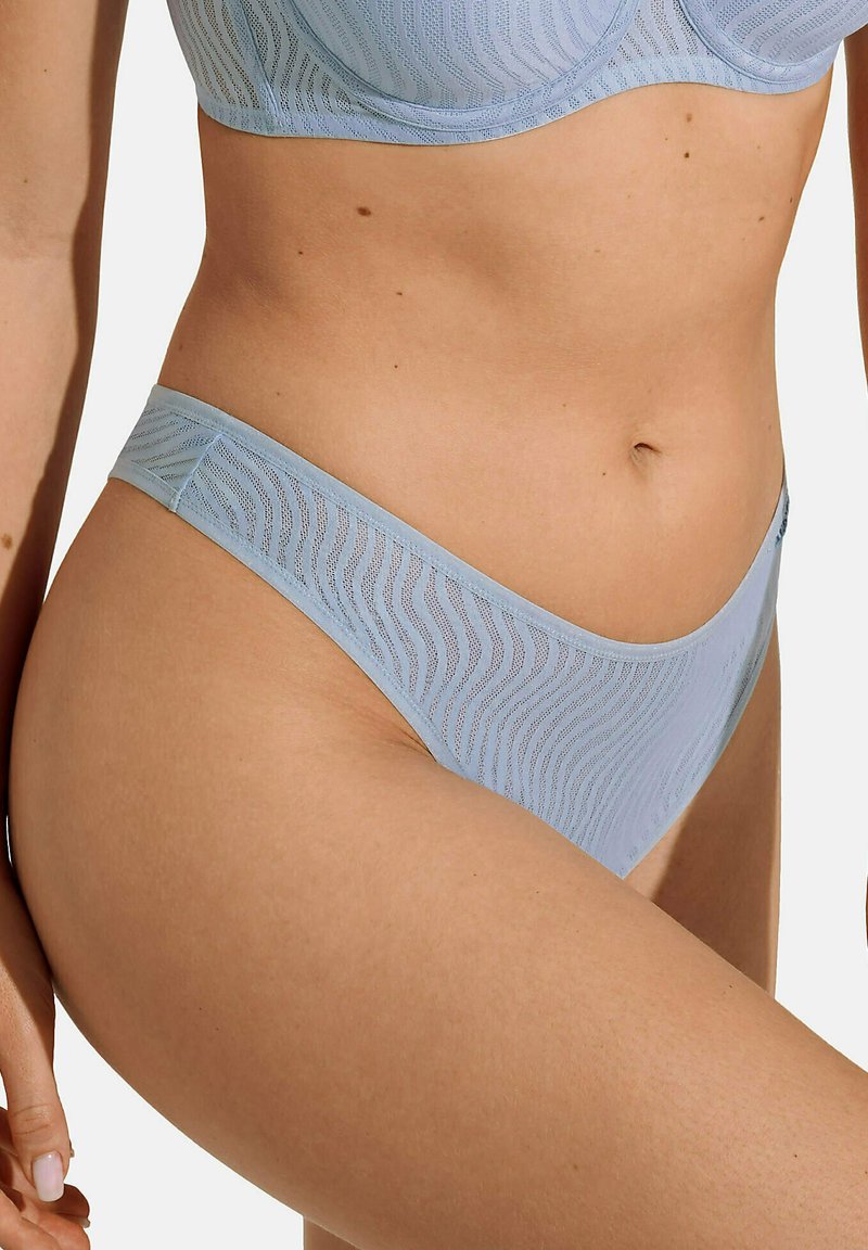 String en dentelle bleu clair avec un motif en vagues, taille élastique fine et bords sans couture pour un ajustement lisse. Texture douce et légère dans l'ensemble.