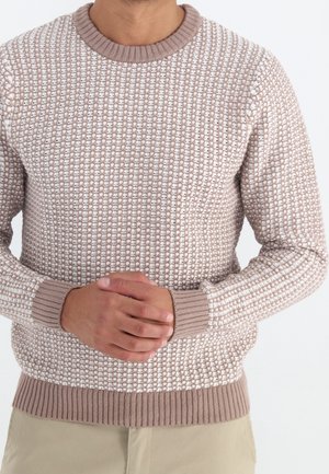 Jasnobrązowy sweter dziany z teksturowanym wzorem, ściągacze przy kołnierzu, mankietach i u dołu, z kontrastowym kremowym wzorem w całej powierzchni.