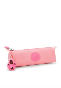 Roze cilindervormige etui gemaakt van glad synthetisch materiaal met een ritssluiting, voorzien van een rond logo en een kleurrijke aap sleutelhanger.